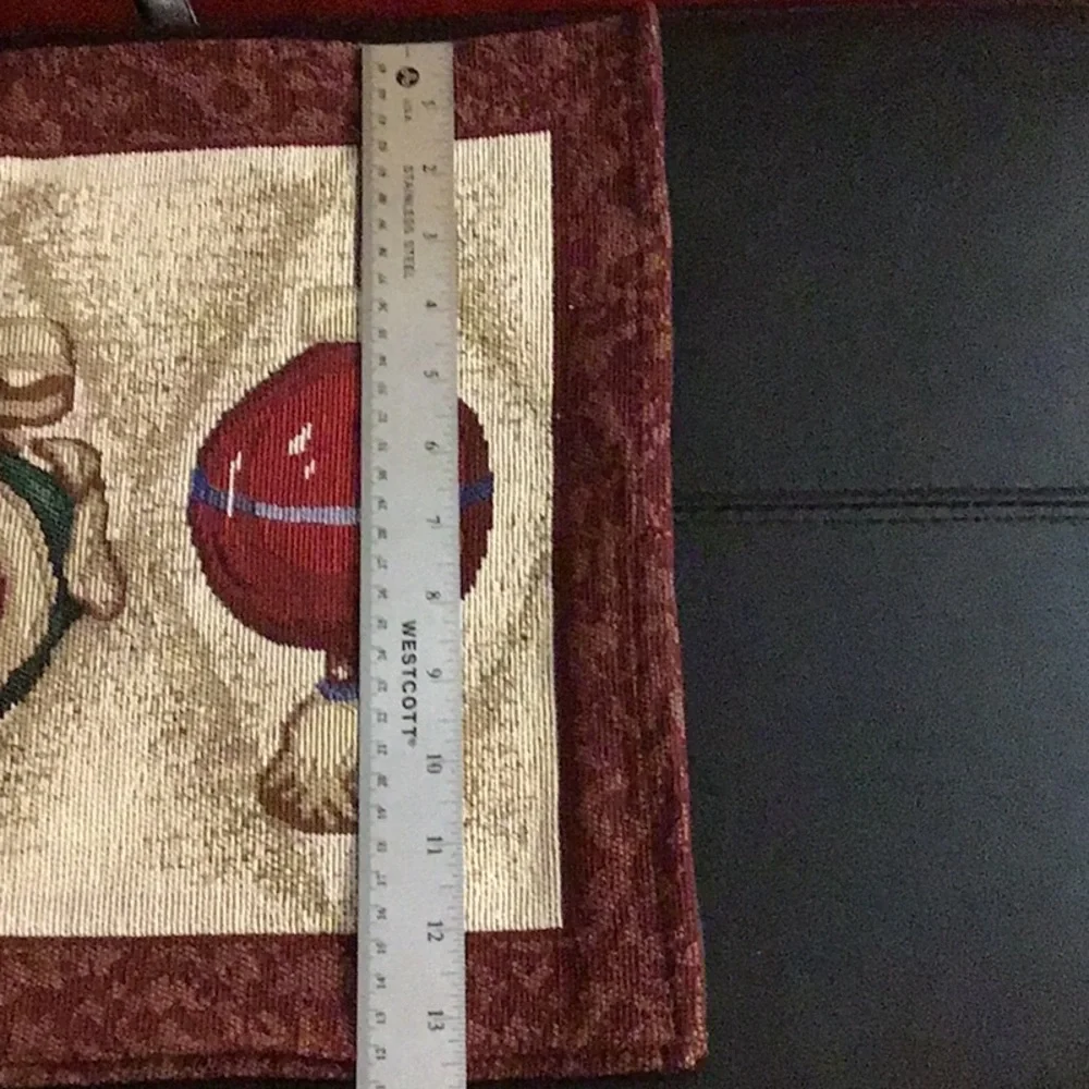 Christmas set: 1 runner & 4 placemats, like new!
